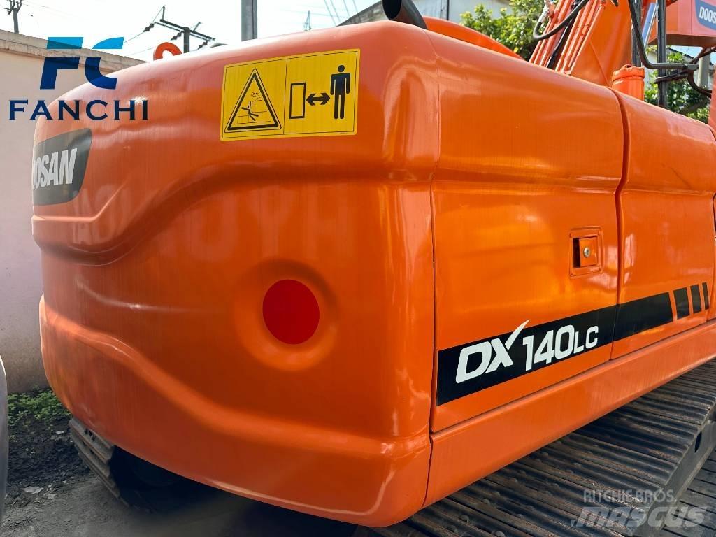 Doosan DX 140 LC Pelle sur pneus