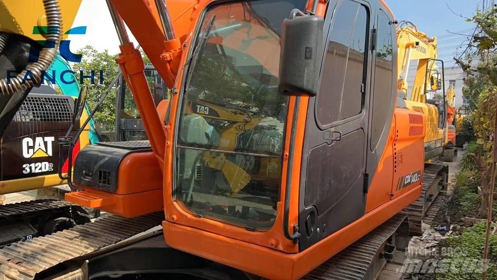Doosan DX 140 LC Pelle sur pneus