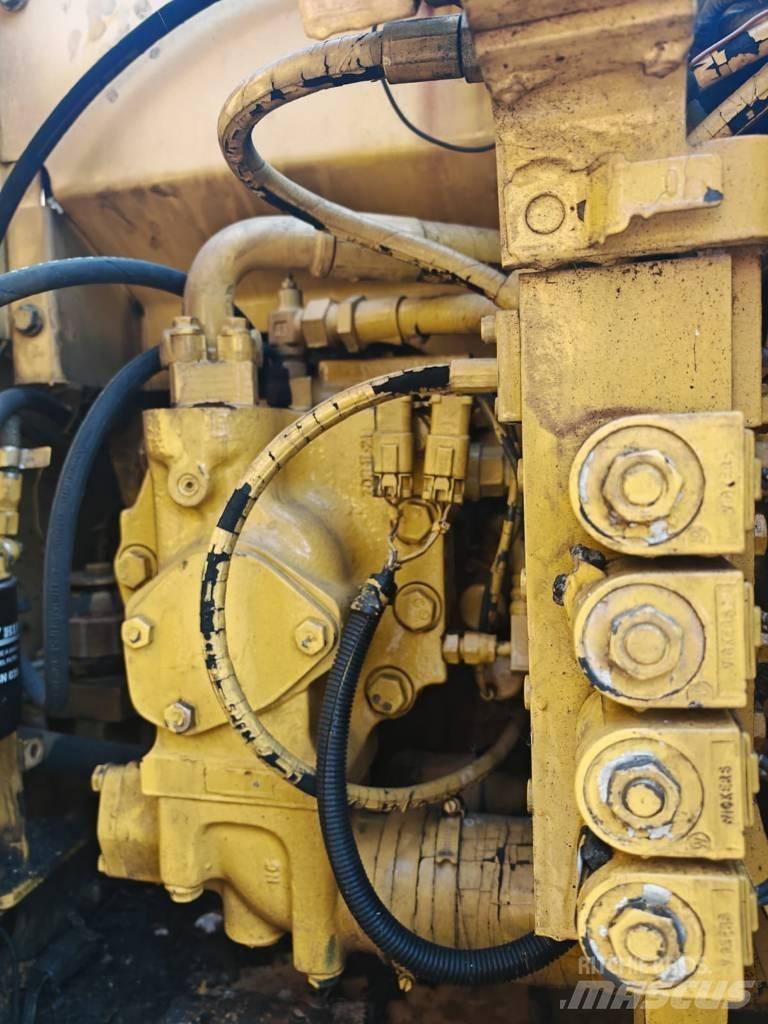 Komatsu PW 130ES-6K Pelle sur pneus