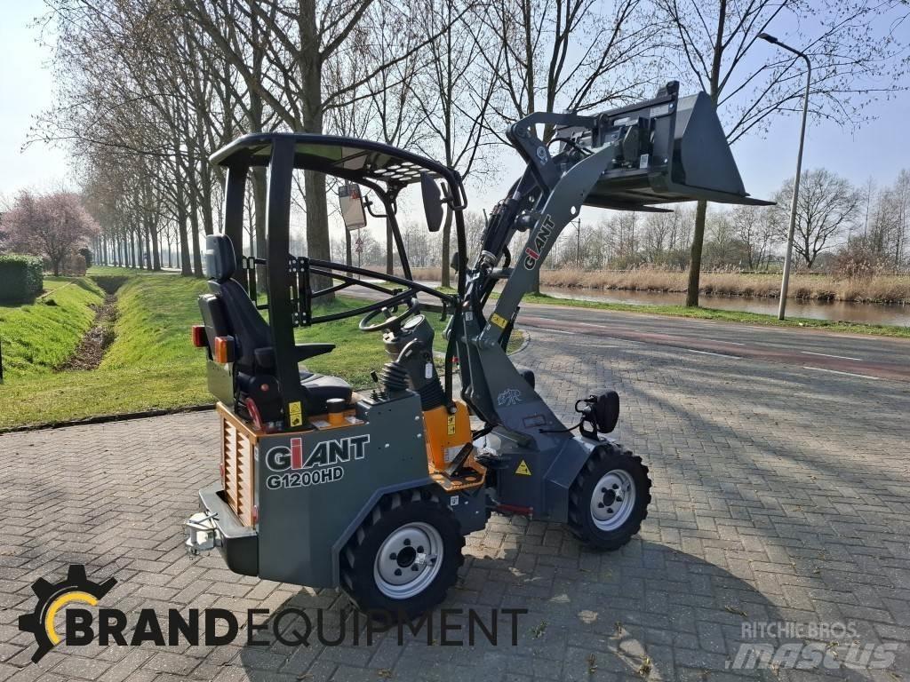 GiANT G1200HD Chargeuse sur pneus
