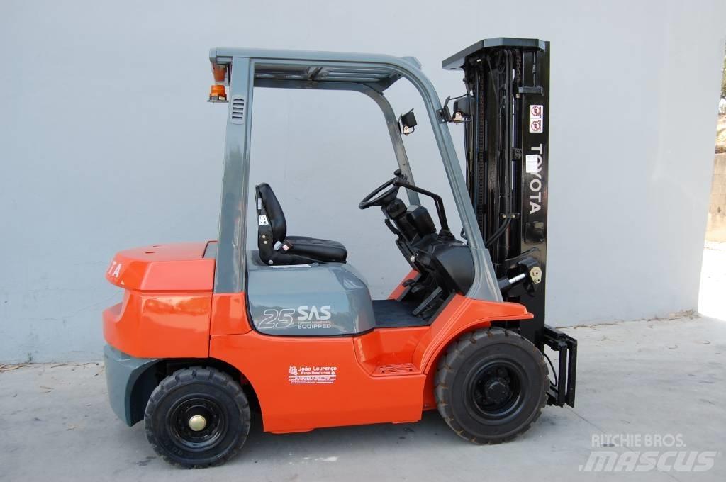 Toyota 7 FD 25 Chariots diesel