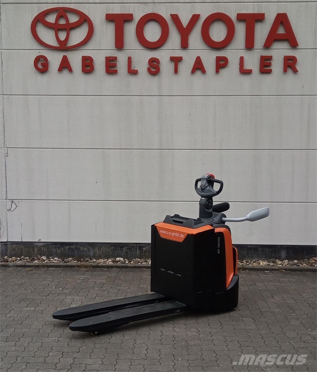 Toyota LPE200 Gerbeur accompagnant