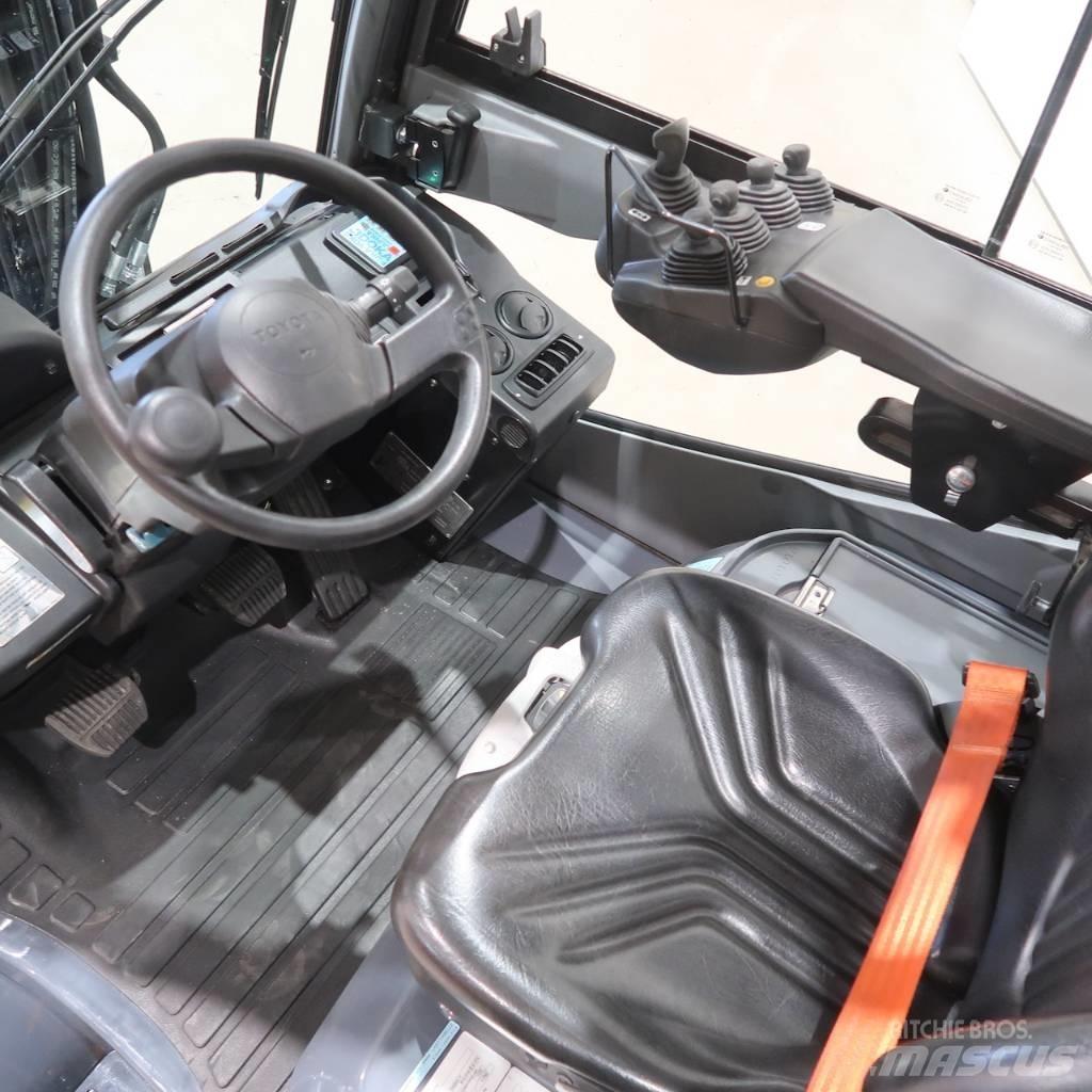 Toyota 02-8FGJF35 Chariots GPL