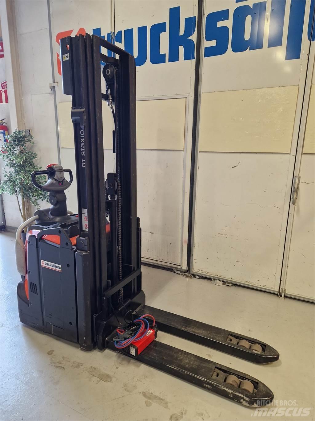 Toyota SPE120L Gerbeur accompagnant
