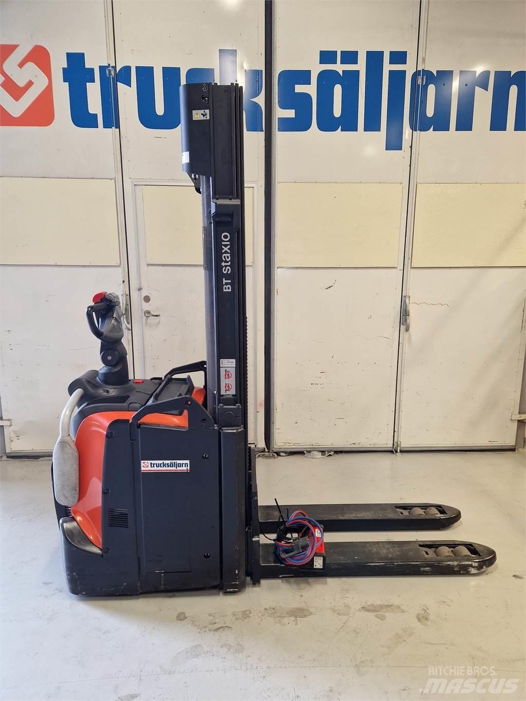 Toyota SPE120L Gerbeur accompagnant