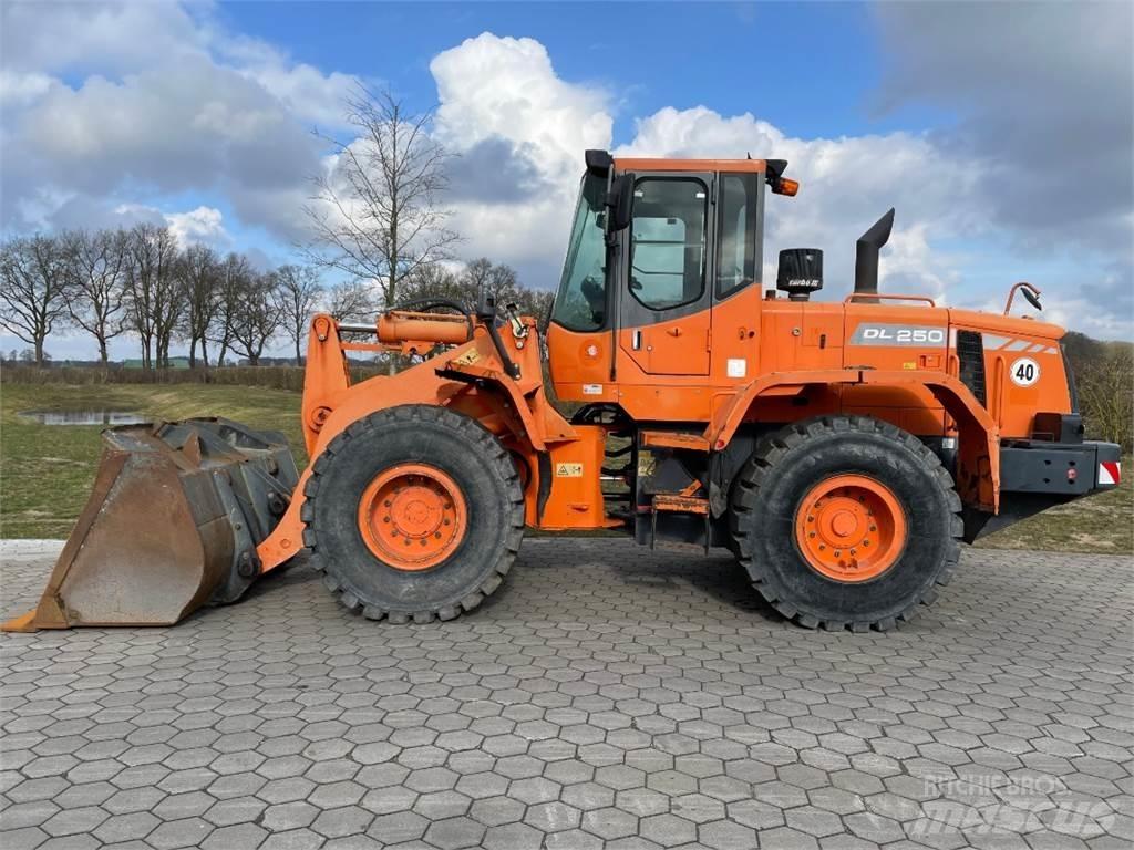 Doosan DL250 Chargeuse sur pneus