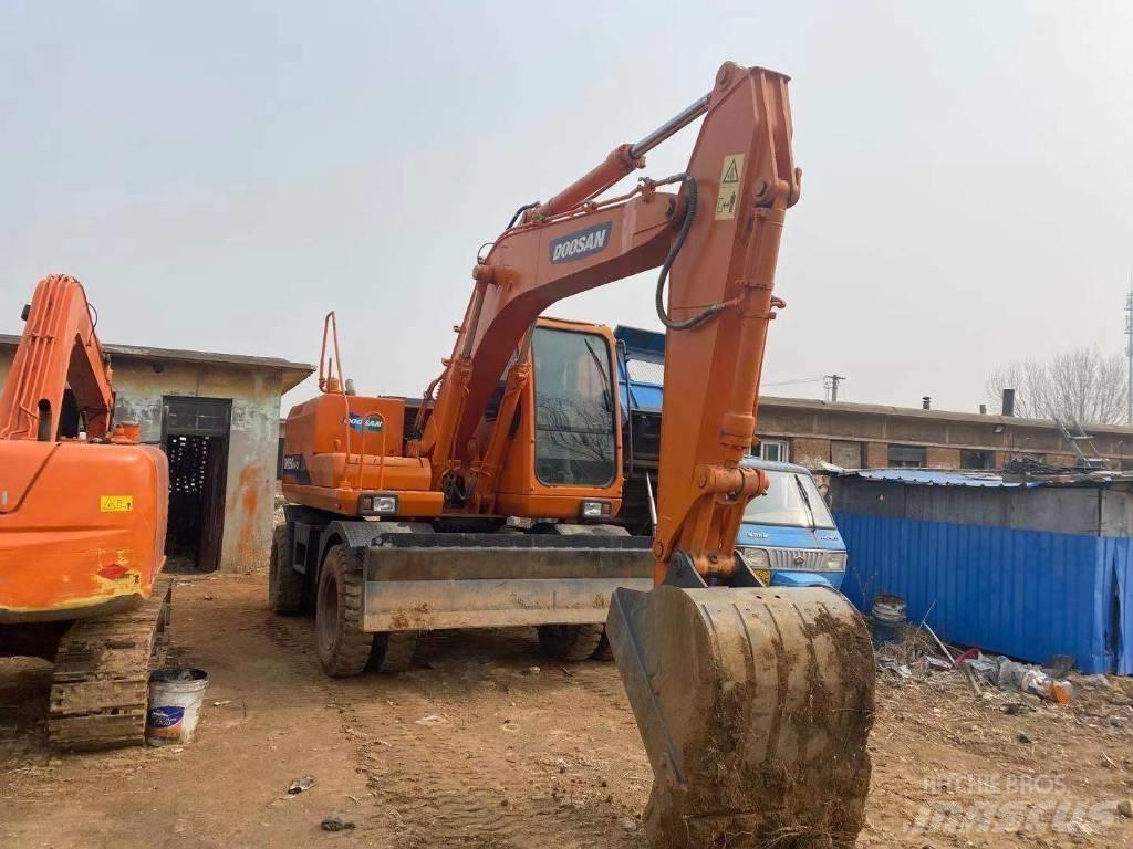 Doosan DH 150W Pelle sur pneus