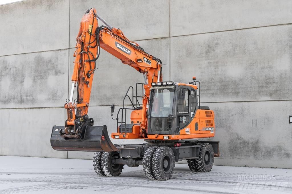 Doosan DX 140 W-3 Pelle sur pneus
