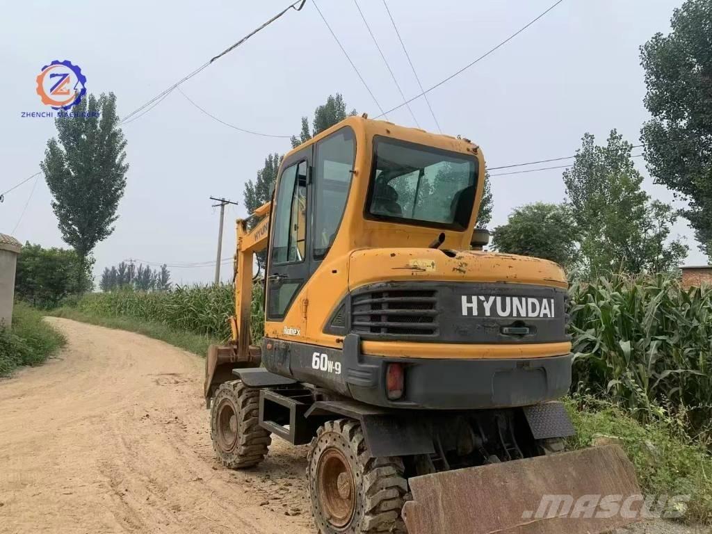 Hyundai 60 W Pelle sur pneus