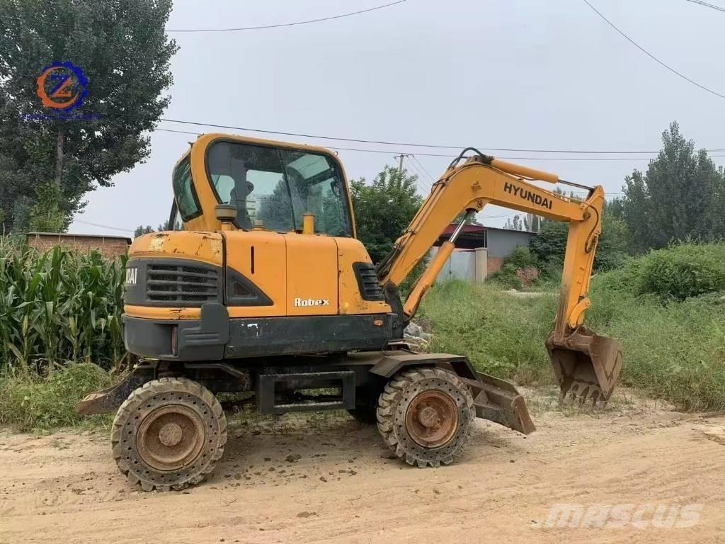 Hyundai 60 W Pelle sur pneus