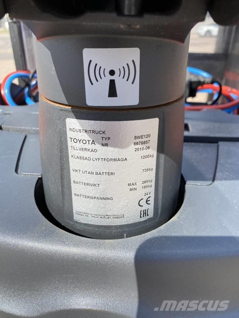 Toyota SWE 120 Gerbeur accompagnant