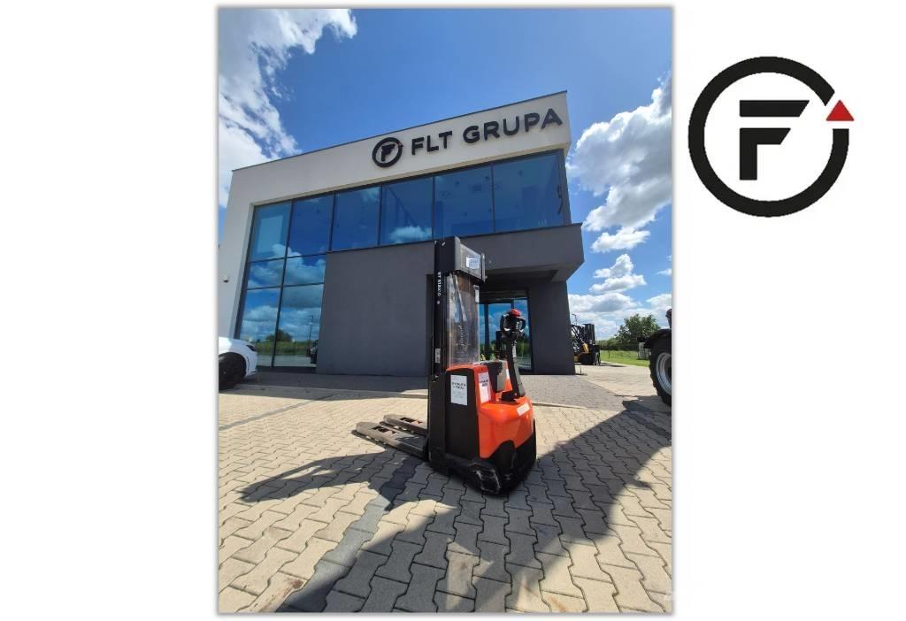 Toyota SWE140 Gerbeur accompagnant