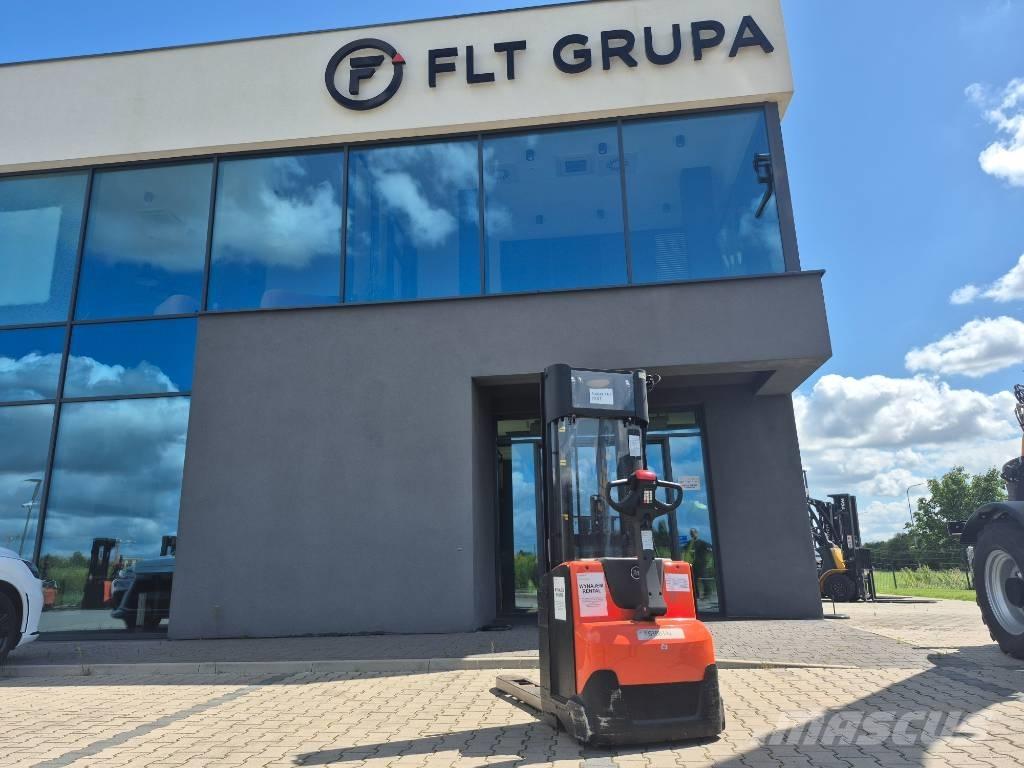 Toyota SWE140 Gerbeur accompagnant