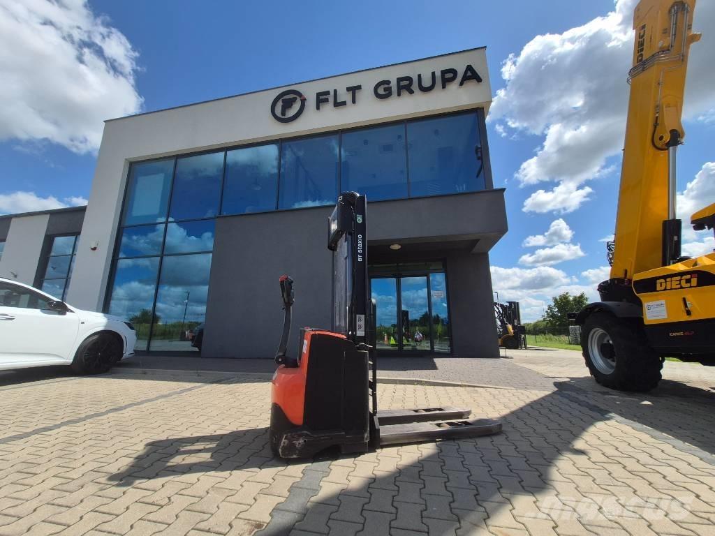 Toyota SWE140 Gerbeur accompagnant