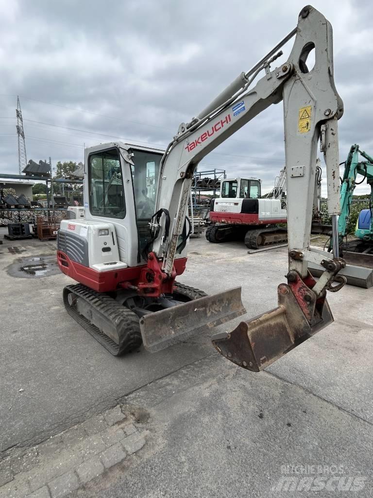 Takeuchi TB 228 Mini pelle < 7t