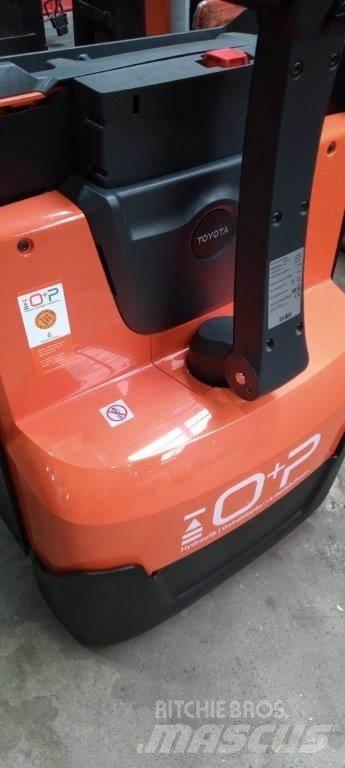 Toyota LWE 200 Transpalette accompagnant