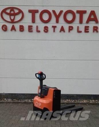 Toyota LWE 200 Gerbeur accompagnant