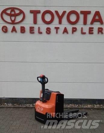 Toyota LWE 200 Transpalette accompagnant