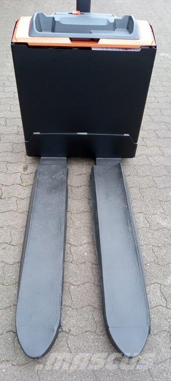 Toyota LWE 200 Gerbeur accompagnant