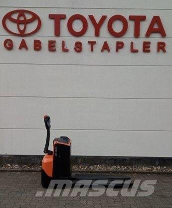 Toyota LWE 200 Gerbeur accompagnant