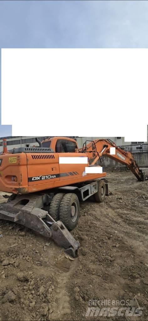 Doosan DX 210 W Pelle sur pneus