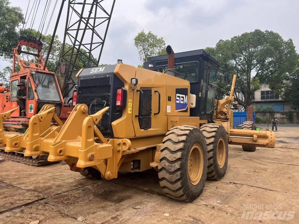 SEM 922F Niveleuse