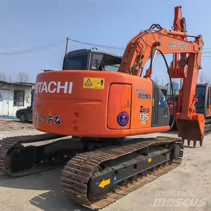 Hitachi ZX135 Pelle sur chenilles