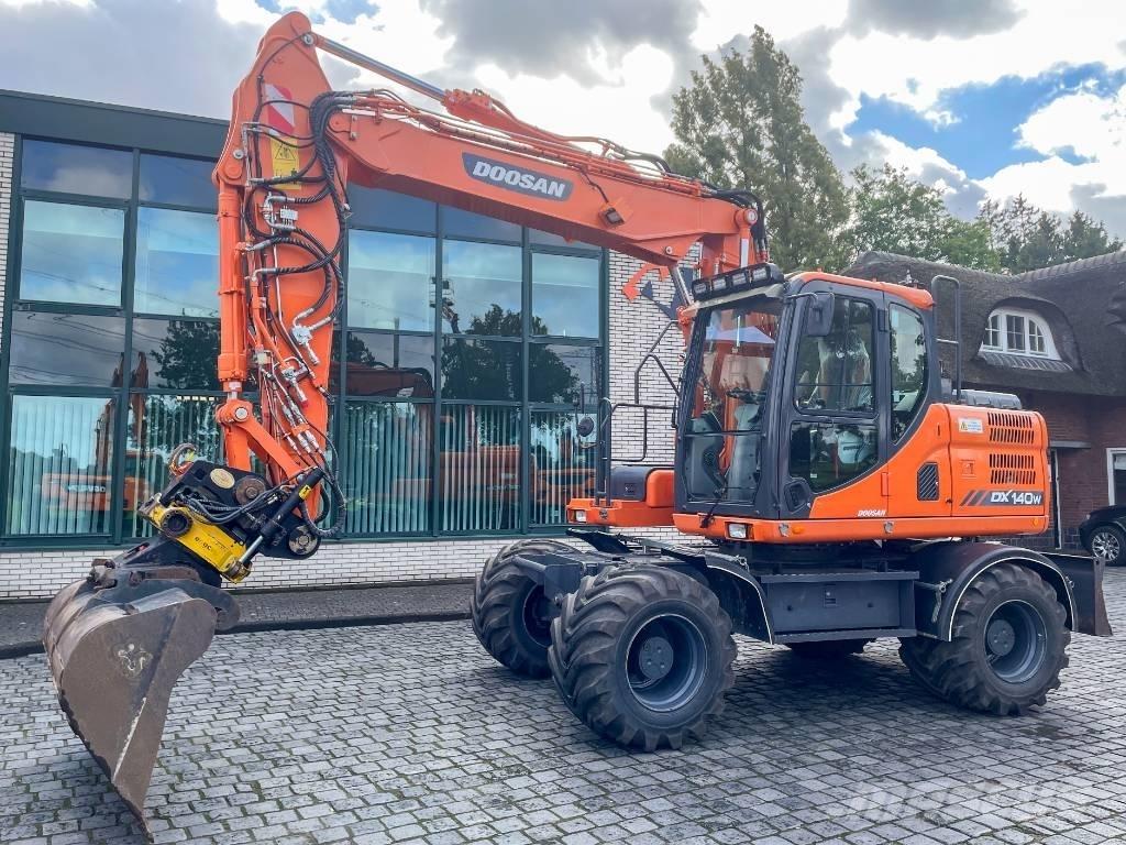 Doosan DX 140 W-3 Pelle sur pneus