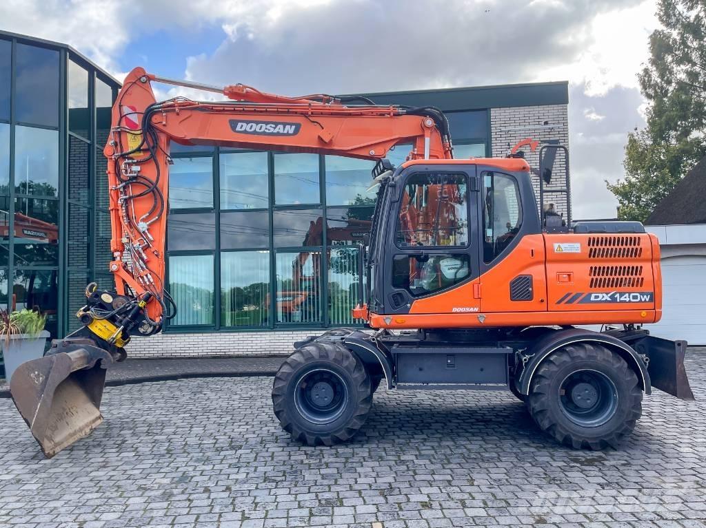 Doosan DX 140 W-3 Pelle sur pneus