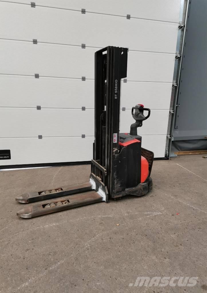 Toyota SWE120L Gerbeur accompagnant