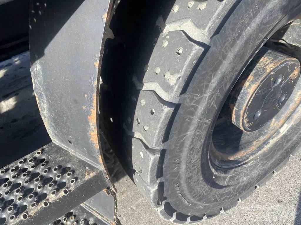 CAT M318F Pelle sur pneus