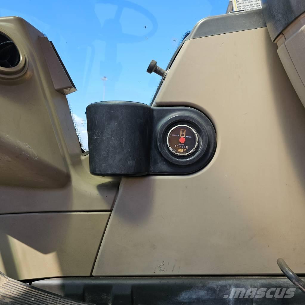CAT 322 C Pelle sur pneus