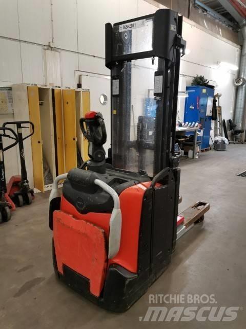 Toyota SPE120L Gerbeur accompagnant