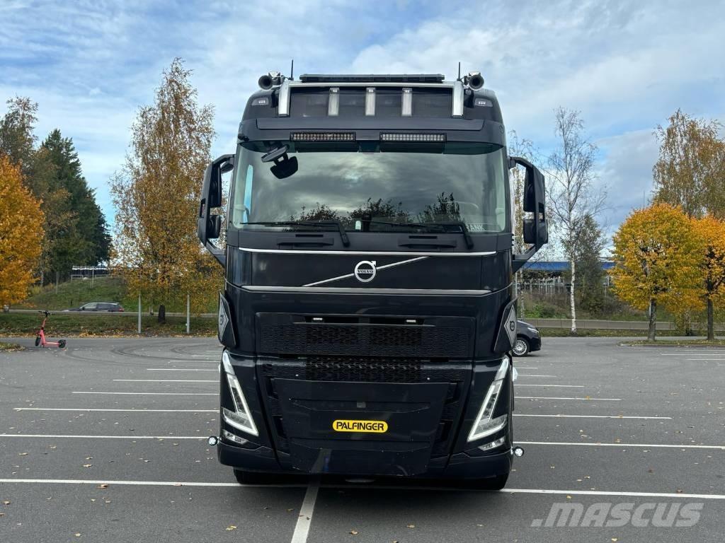 Volvo FH 540 Camion plateau ridelle avec grue