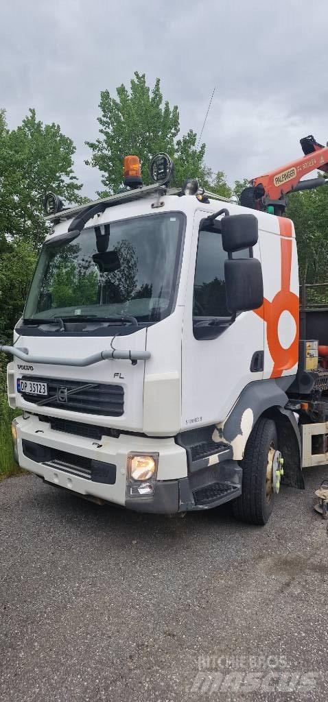 Volvo FL 240 Camion plateau ridelle avec grue