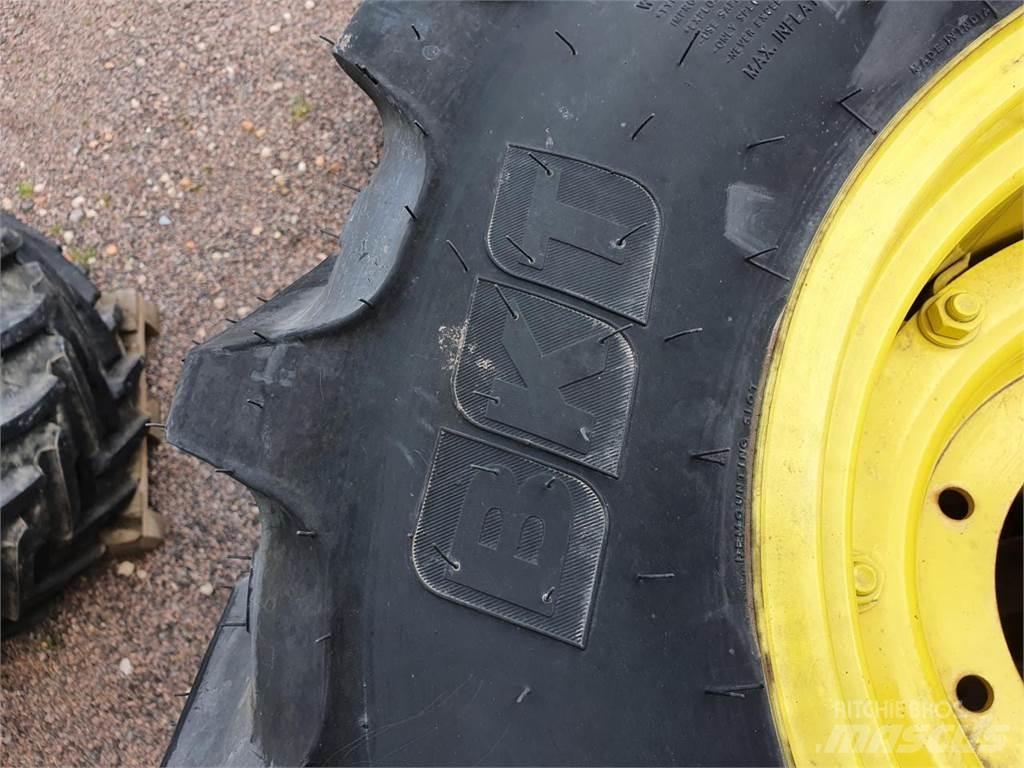 BKT 320/85R20 x2 Pneus, roues et jantes