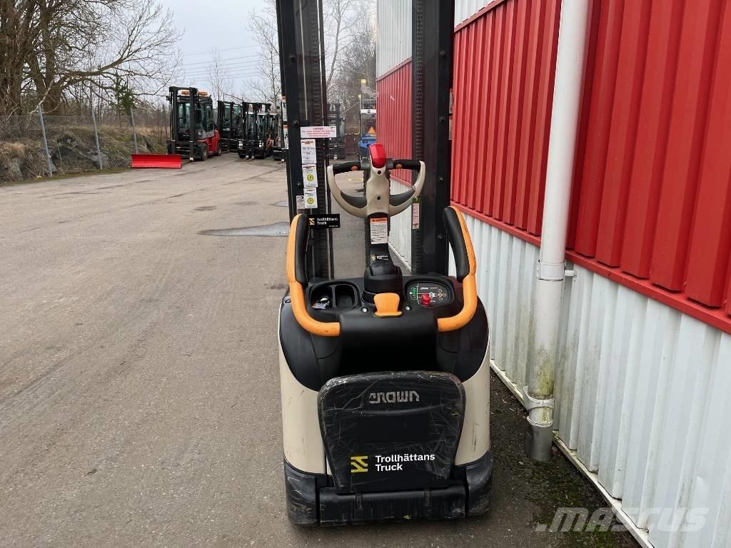 Crown ET 4000-1.2 Gerbeur accompagnant
