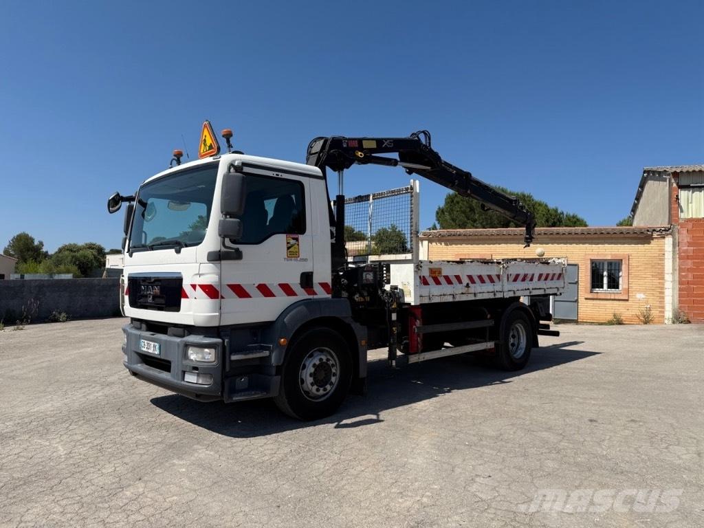 MAN TGM 18.250 Camion plateau ridelle avec grue