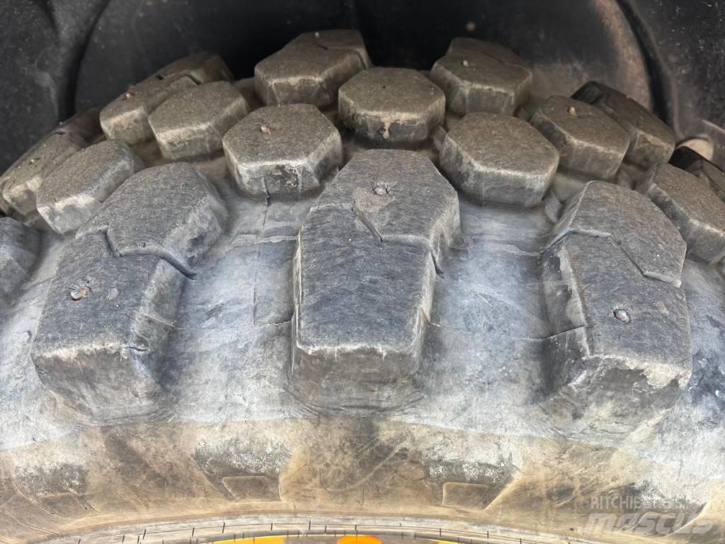 Komatsu WA 100 M-8E0 Chargeuse sur pneus