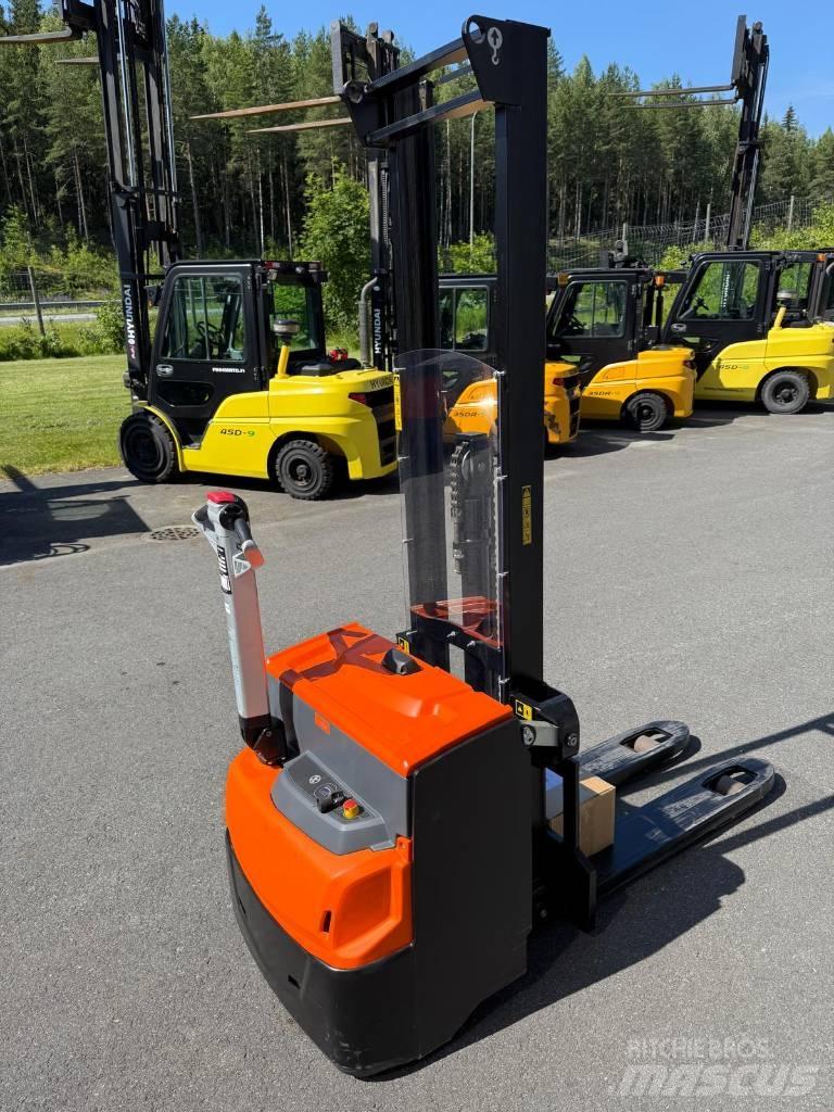 Rocla SWS12L Gerbeur accompagnant