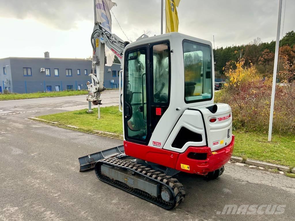 Takeuchi TB 225 Mini pelle < 7t