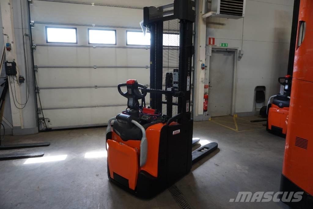 Toyota SPE140L Gerbeur accompagnant