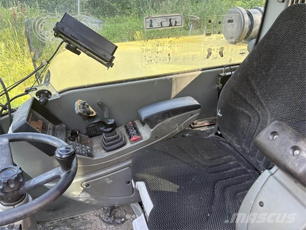 Yanmar B110W Pelle sur pneus