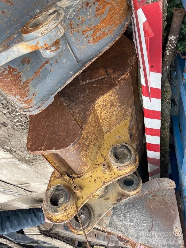CAT 323 D Pelle sur chenilles