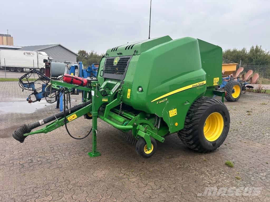 John Deere F 440 Presse à balle ronde
