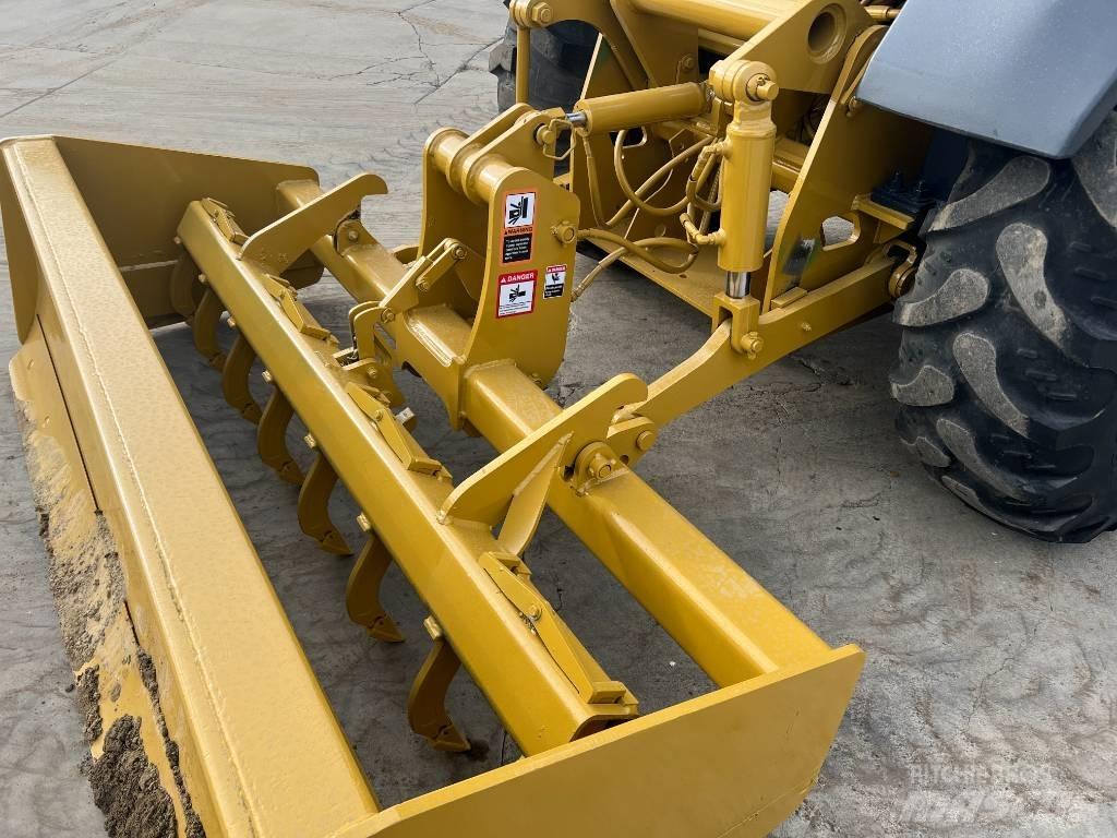 John Deere 210L EP Chargeur frontal, fourche