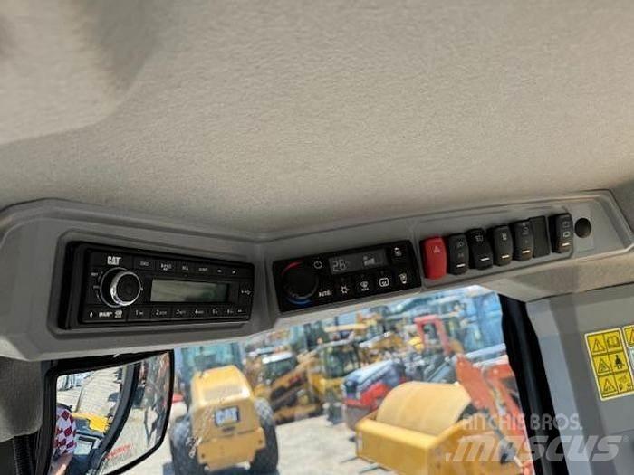 CAT 908 Chargeuse sur pneus