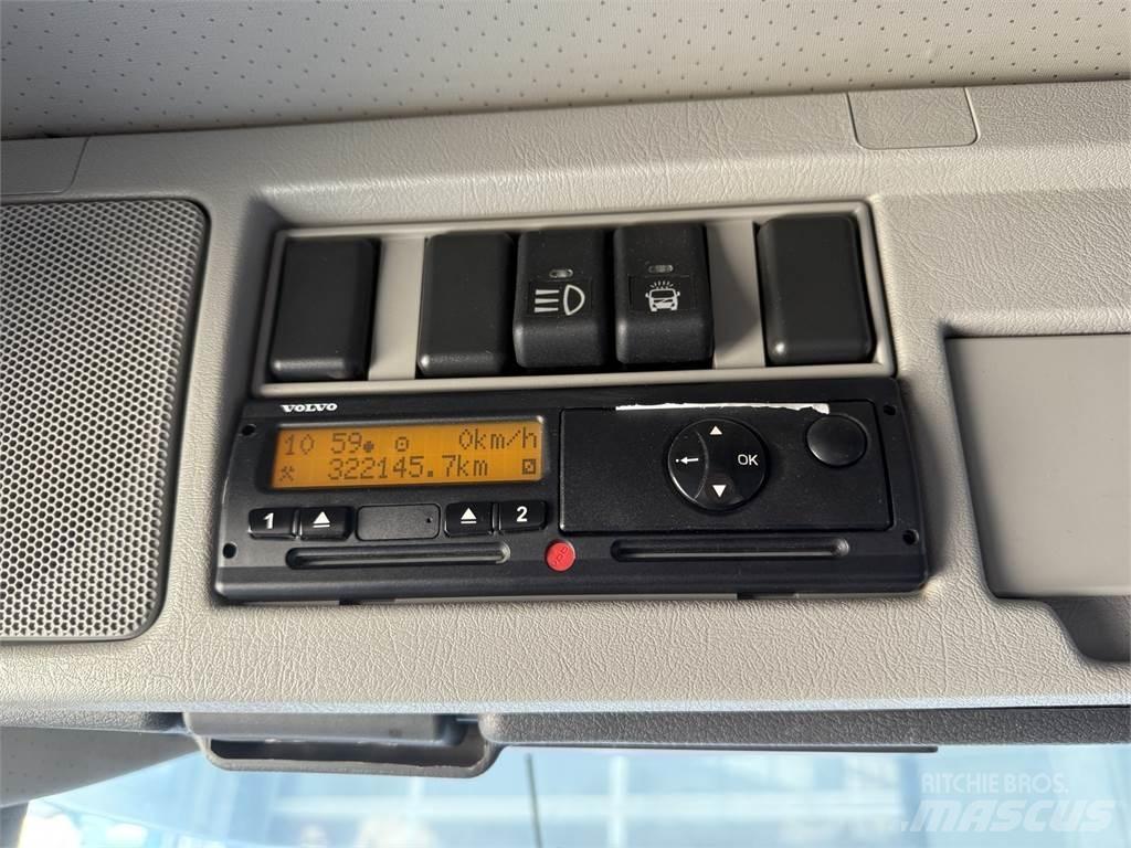 Volvo FM 370 6X2 Camion plateau ridelle avec grue