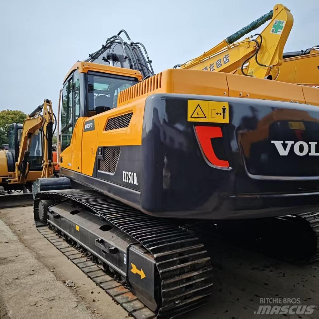 Volvo 250DL Pelle sur chenilles