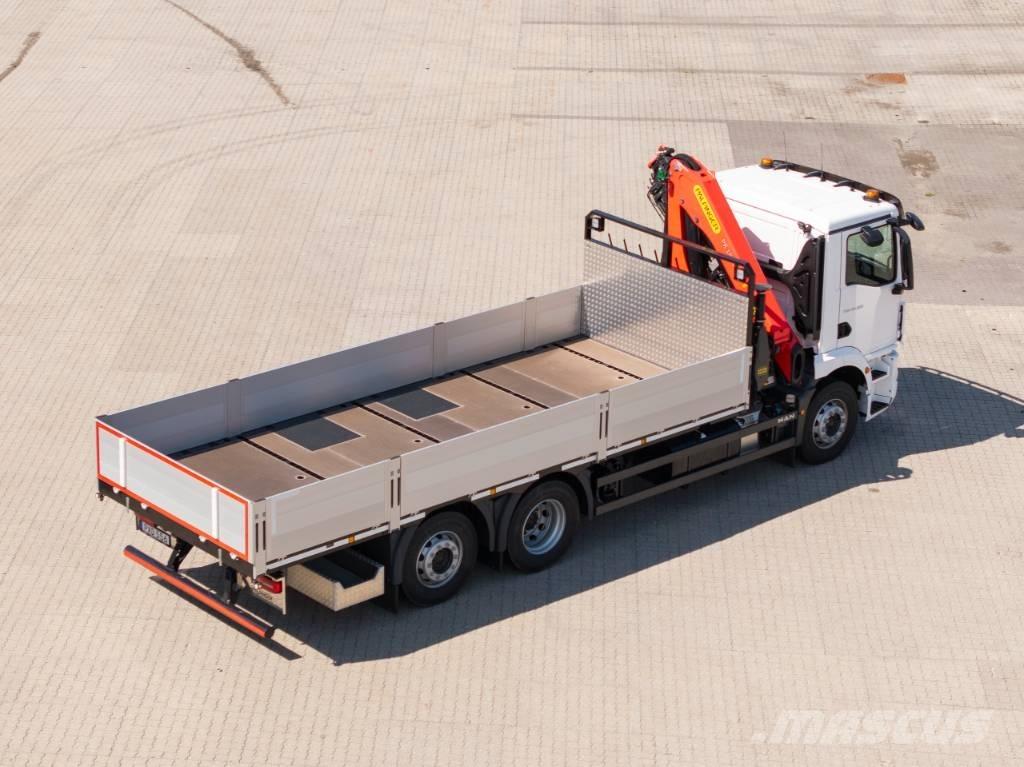 MAN TGM 26.320 6x2-4 Camion plateau ridelle avec grue